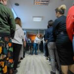 prowadząca rozdaje karteczki uczestnikom