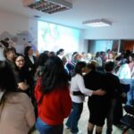 kobiety stoją i rozmawiają