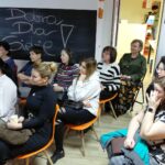 grupa kobiet, które słuchają wykładu