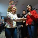 prowadząca rozdaje karteczki uczestnikom