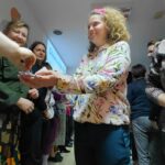 prowadząca podchodzi do kobiet