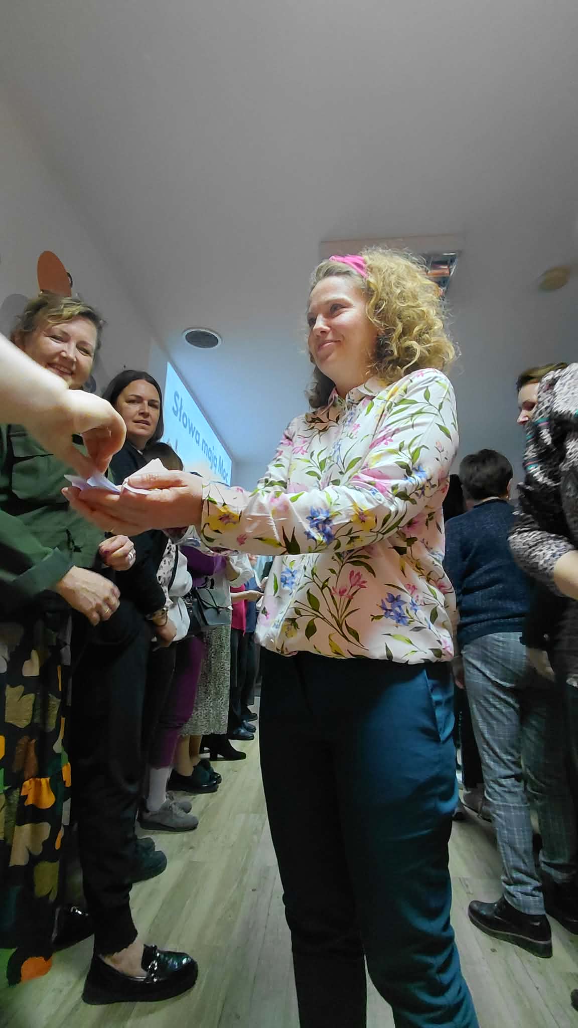 prowadząca podchodzi do kobiet