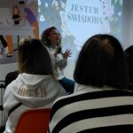 prowadząca prowadzi prelekcję