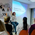 prowadząca prowadzi prelekcję