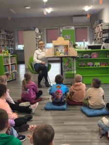 bibliotekarz czyta bajkę w teatrzyku kamishibai