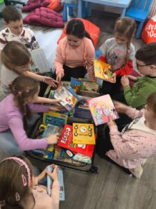 dzieci wybierają książki z walizki