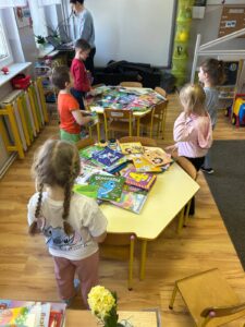 dzieci wybierają książeczki