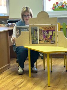 bibliotekarz czyta bajkę w teatrzyku kamishibai