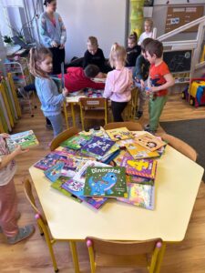 dzieci wybierają książeczki