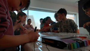 dzieci kolorują dużą kolorowankę wielkanocną