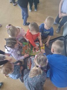 dzieci wybierają książki z walizki