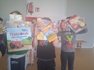 dzieci pokazują jakie książki wybrały
