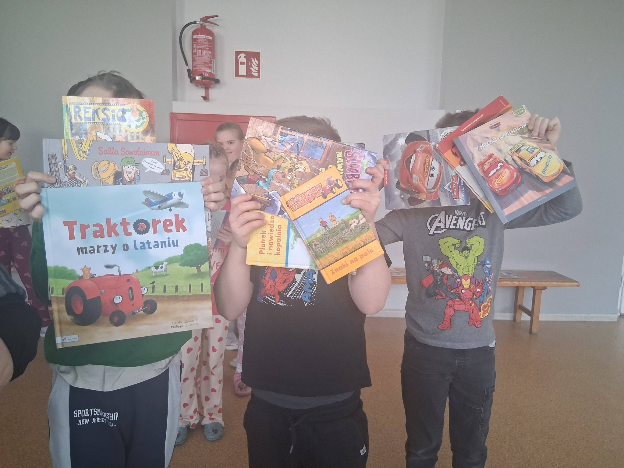 dzieci pokazują jakie książki wybrały