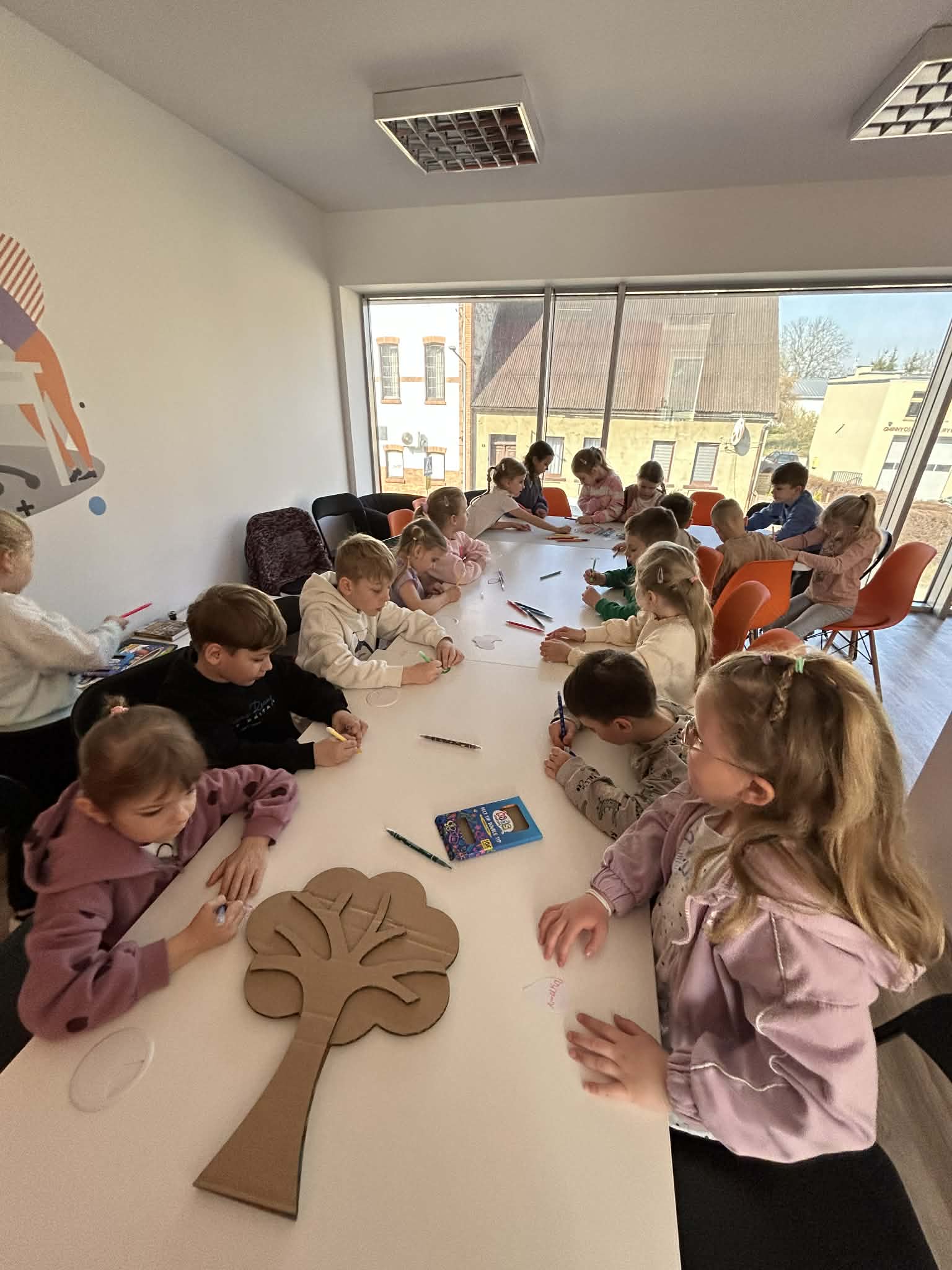 dzieci kolorują pisanki