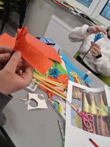 dziewczynki tworzą kwiatki z papieru