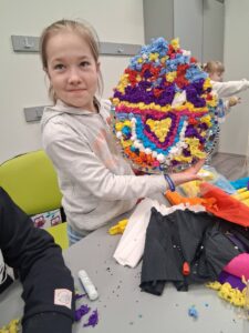 dziewczynka prezentuje gotową pisankę