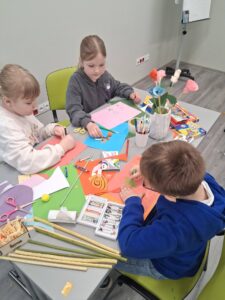 dzieci rysują łąkę