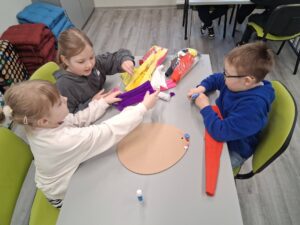 dzieci kulają kulki z bibuły