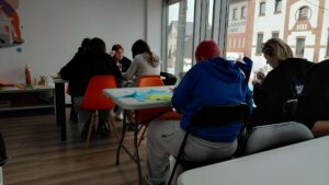 młodzież pracuje nad zadaniem