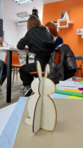 zdjęcie zajączka z tektury