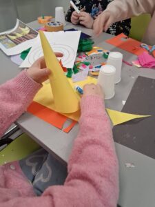 dzieci tworzą kurczaczka