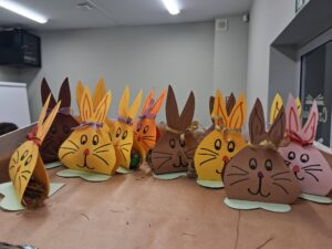 zdjęcie zajączków z słodkim jajkiem