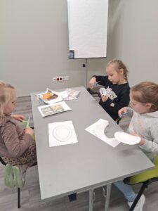 dziewczynki wycinają kształt jajka