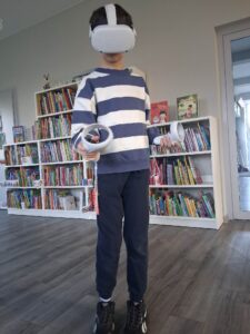 chłopiec ma założone gogle i gra