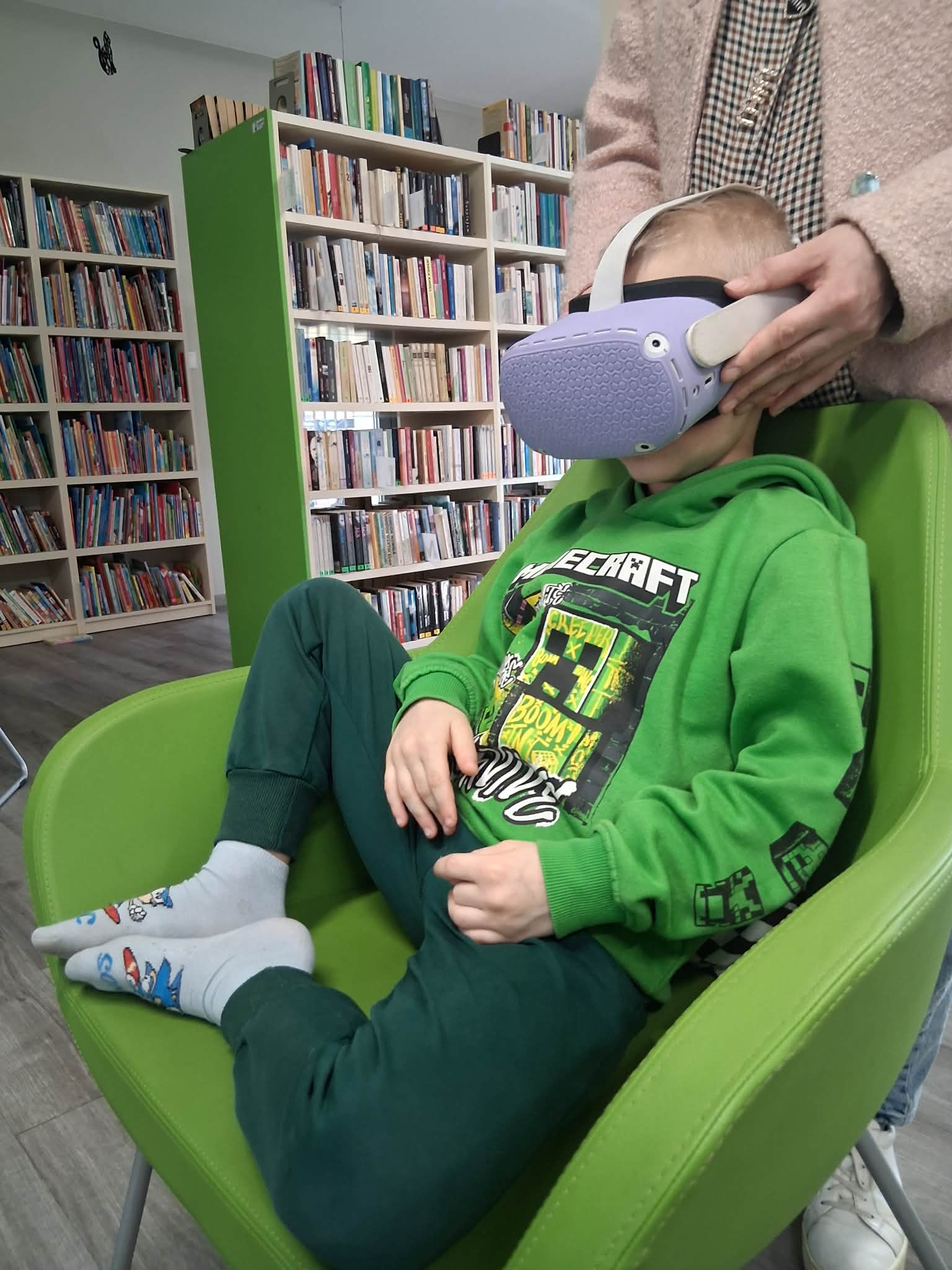 chłopiec ogląda filmik edukacyjny