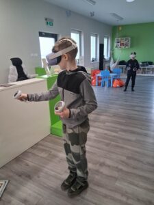 chłopiec ma założone gogle i gra