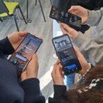 dziewczyny w telefonach w aplikacji szukają informacji potrzebnych do plakatu