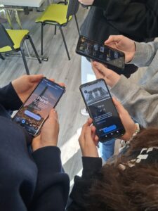 dziewczyny w telefonach w aplikacji szukają informacji potrzebnych do plakatu