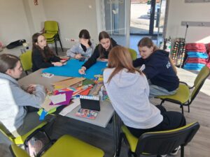 cała grupa pracuje nad plakatem