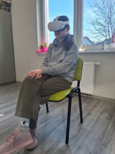 dziewczynka ma założone gogle