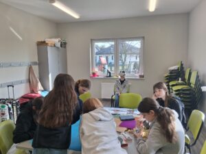 cała grupa pracuje nad plakatem