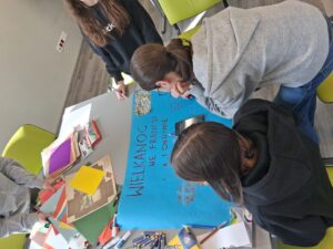 dziewczynki pracują nad powstaniem plakatu