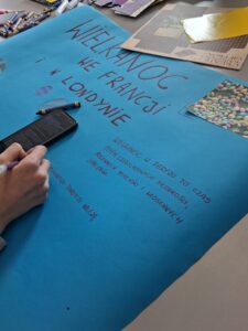 zdjęcie plakatu i telefonu komórkowego