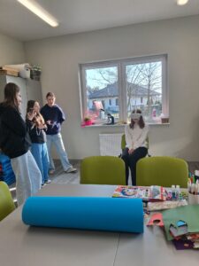 dziewczynka ma założone gogle vr, 3 kolejne dziewczynki czekają w kolejne by je złożyć