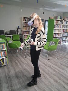 dziewczynka gra w goglach