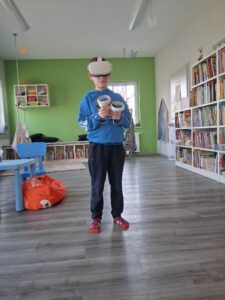 chłopiec ma założone gogle i gra