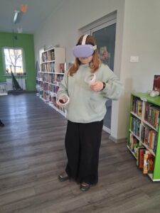 dziewczynka gra w goglach