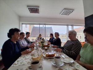 zebrani goście siedzą przy świątecznym stole