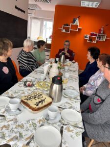 zebrani goście siedzą przy świątecznym stole