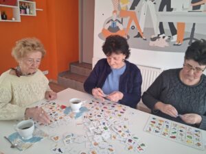 seniorki odszukują na ilustrację, które mają na swoich planszach