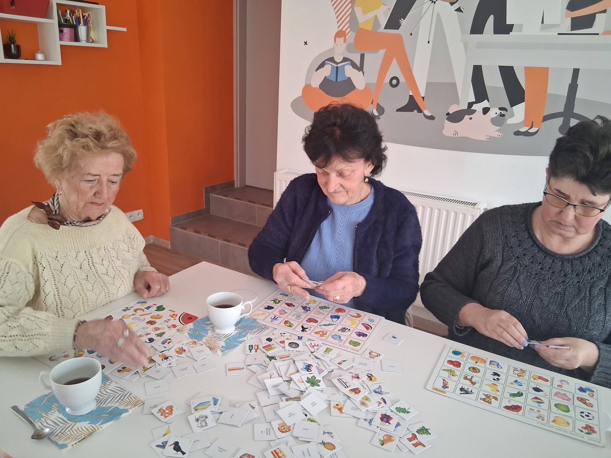 seniorki odszukują na ilustrację, które mają na swoich planszach