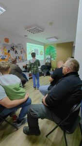 zebrani słuchają prezentacji chłopca