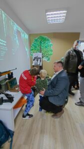 dzieci strzelają do celu