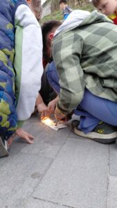 zebrani uczą się rozpalać ogień