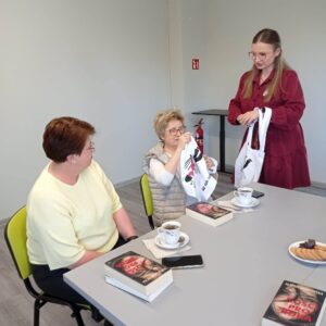 prowadzący wręcza klubowiczom torby ekologiczne na książki