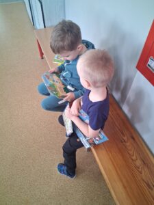 chłopcy czytają książeczki